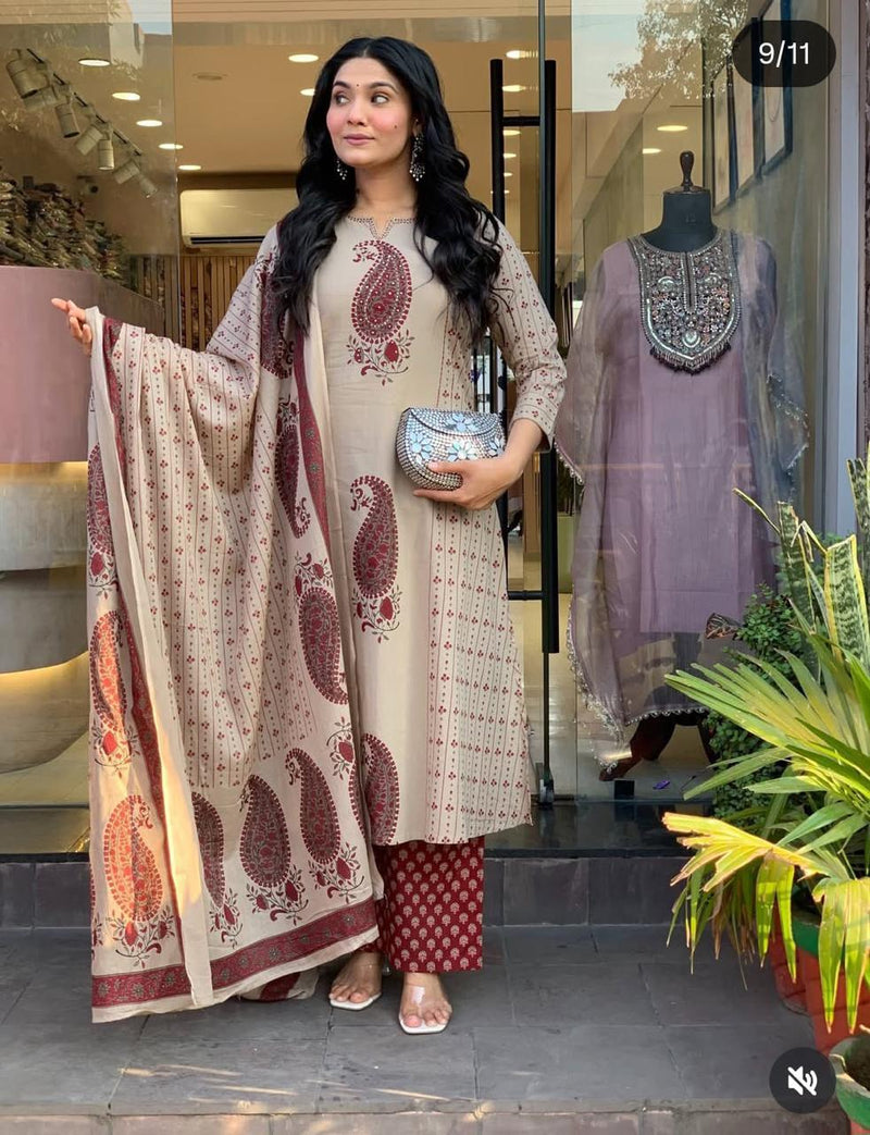 Straight  Kurta 3 Pcs Set With New Style in Print
